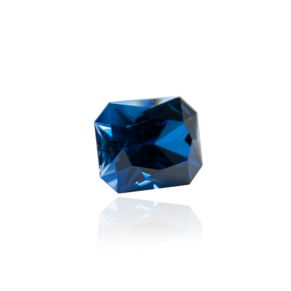 гидротермальный выращенный сапфир sapphire корунд огранка радиант